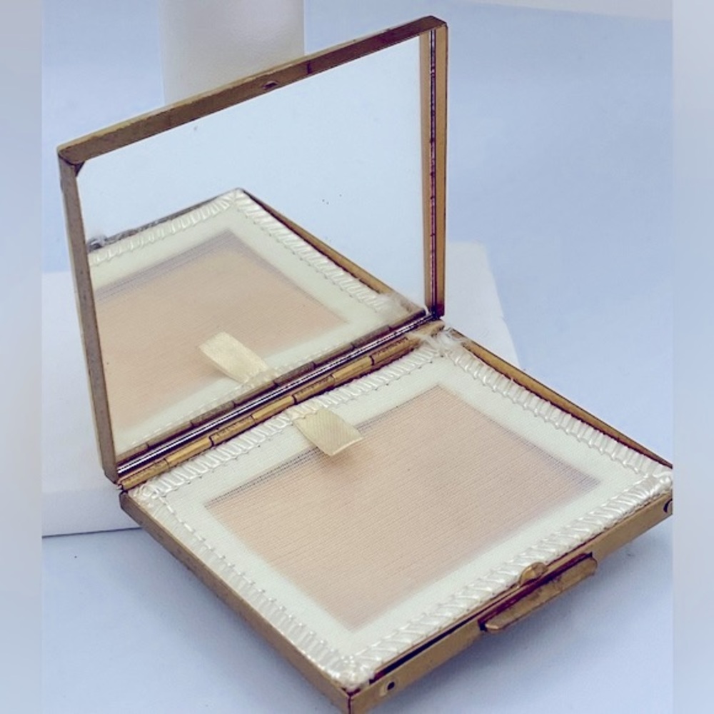 Vintage Antique Brass/ Lucite Mother Of Pearl Flakes And Gold Confetti Compact - Picture 3 of 6